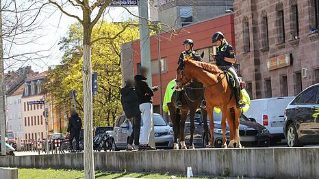 Die berittenen Polizistinnen kontrollieren w&auml;hrend ihrer Streife Leute in dem Brennpunktviertel s&uuml;dlich des Hauptbahnhofs, die ihnen verd&auml;chtig erscheinen.