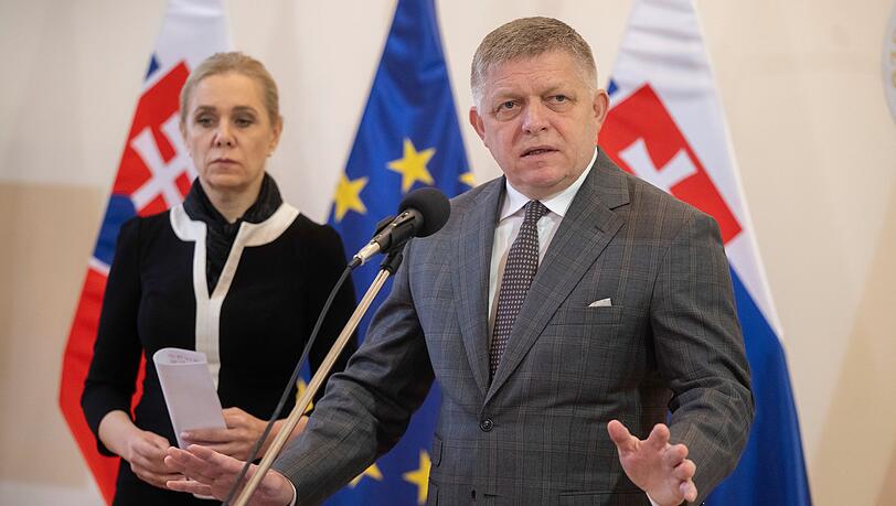 Die sozialdemokratische Wirtschaftsministerin Denisa Sakova und der linkspopulistische Ministerpr&auml;sident Robert Fico hatten die unterschiedlichen Treibstoffpreise f&uuml;r In- und Ausl&auml;nder bisher verteidigt. (Archivbild)
