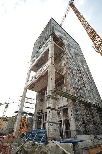 Heizkraftwerk wird Luxus. Um das technische Innenleben auszubauen, wurde die Fassade zum Teil abmontiert.
