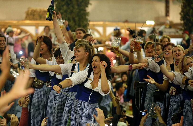 Die emotionalsten Bilder vom Wiesn-Kehraus: Bedienungen feiern am 07.10.2012 in München den traditionellen Kehraus im Höfbräu-Festzelt und beschließen damit ihre arbeitsreiche Zeit auf dem Oktoberfest. Nach 14-tägiger Dauer ging am Sonntag das 179. Oktoberfest zu Ende.
