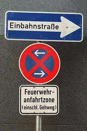 Der Höchstsatz von 35 Euro gilt weiterhin, wenn es um das Zuparken von Feuerwehrzufahrten oder Behindertenparkplätzen geht. Anlass für die Anhebung: Viele Gebühren-Verweigerer lassen es drauf ankommen, zahlen - wenn sie denn erwischt werden - lieber das bislang relativ geringe Verwarngeld.
