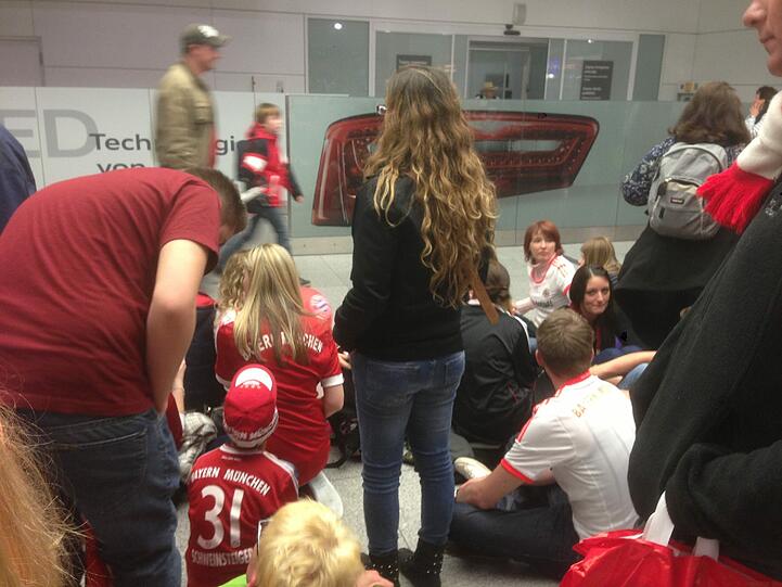 Diese Fans warteten am Flughafen und hatten Pech: Die Spieler bekamen sie nicht zu Gesicht.