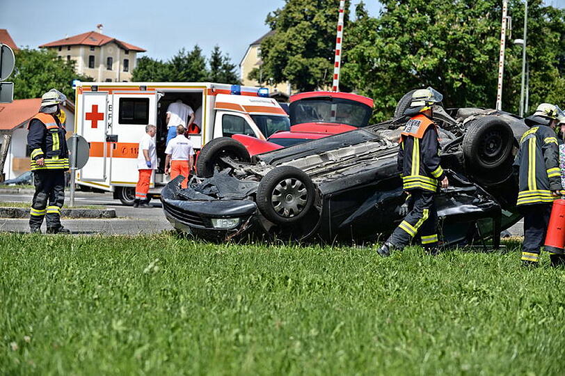 Schwerer Unfall am Bahnübergang St. Georgen: Zwei Autos sind so heftig aneinander gekracht, dass sich ein Pkw überschlug und auf dem Dach liegen blieb. Die Bilder...