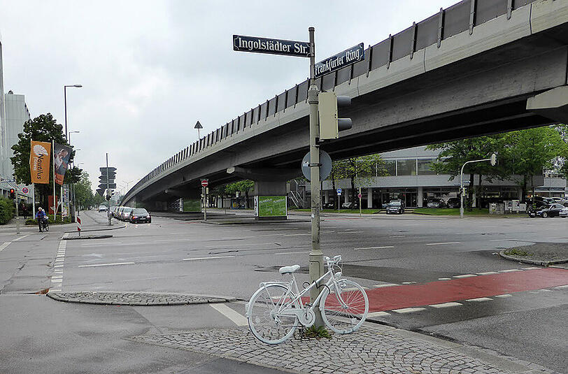 Ingoldstädter Straße / Frankfurter Ring: Am 12. Juni 2014 wurde hier ein 82-jähriger Radfahrer von einem abbiegenden LKW-Fahrer übersehen und überrollt.