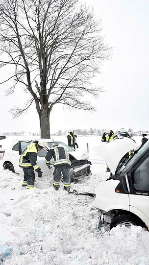 10.30 Uhr bei Holzkirchen (Lkr. Miesbach): Auf der B318 kam es zwischen einem Lieferwagen und einem Pkw zu einem Frontalzusammenstoß. Zudem blieb ein Sattelzug wegen der Schneeverwehungen hängen. Die Bundesstraße musste komplett gesperrt werden.