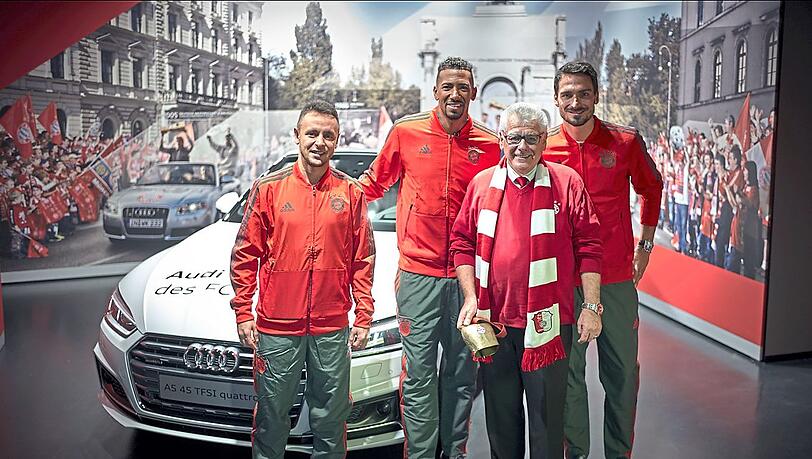 "Das vergess ich meiner Lebtag ned", sagt Tausend über den Tag mit Hummels und Rafinha (Fotos o.) im Auto, später kam noch Boateng dazu. "Das vergess ich meiner Lebtag ned", sagt Tausend über den Tag mit Hummels und Rafinha (Fotos o.) im Auto, später kam noch Boateng dazu.