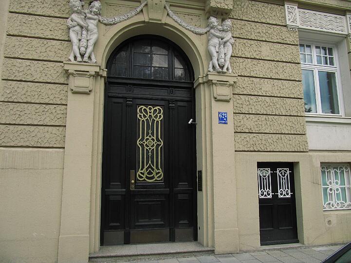 Interessant: Neben dem Portal gibt's auch noch eine kleine Tür. Für wen war die wohl einst gedacht?