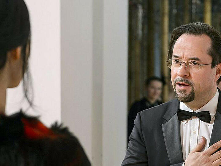 "Tatort"-Rechtsmediziner Boerne ist begeistert, dass die international bekannte Künstlerin Songma Münster mit ihrem Besuch beehrt