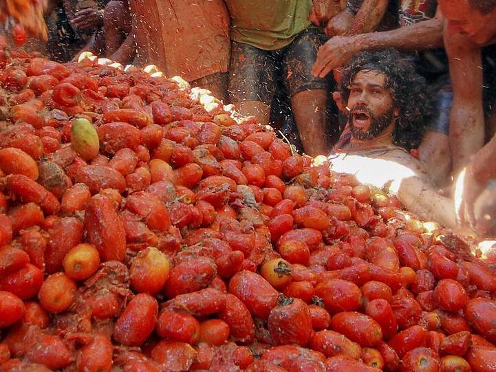 Jedes Jahr kommen Tausende von Spaniern und Besuchern aus aller Welt in die kleine spanische Stadt Bunol, um an der Tomatenschlacht teilzunehmen.