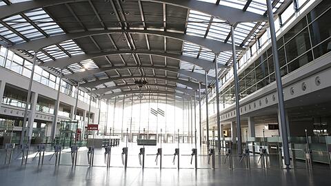 Leere Hallen - so schaut's aus in Pandemie-Zeiten auf der Messe München - außer im Impfzentrum.