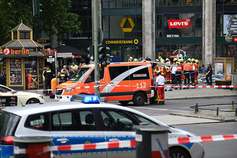 Polizei und Rettungsdienste sichern das Areal nach dem Zwischenfall.