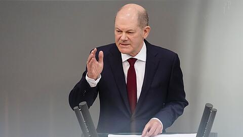 Bundeskanzler Olaf Scholz (SPD) hält am 27.02.2022 im Bundestag seine Rede zur "Zeitenwende".