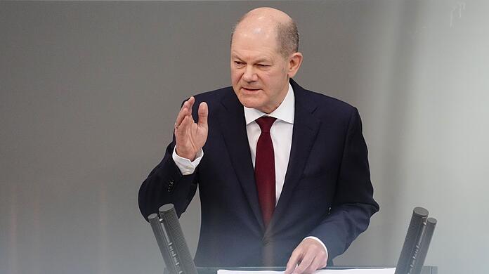 Bundeskanzler Olaf Scholz (SPD) hält am 27.02.2022 im Bundestag seine Rede zur "Zeitenwende".