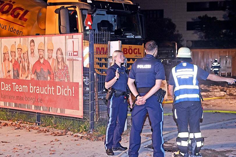 Die Polizei traf unter anderem mit einem Einsatzzug an der Brandstelle ein. Sie sperrte das Gelände und suchte die Umgebung ab. Dabei kam auch eine Drohne zum Einsatz.