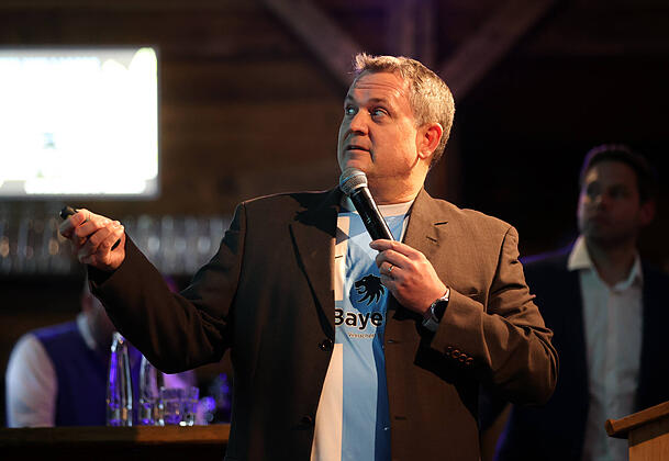 Ex-Geschäftsführer Oliver Mueller bei seiner Biss-Präsentation in der Alm.