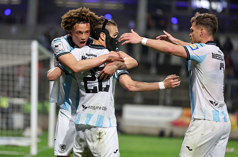 Der Torj&auml;ger vom Dienst und zwei der f&uuml;nf Hineinrotierten: Sigurd Haugen (Mitte) feiert seinen Treffer zum 1:0 mit Samuel Althaus (l.) und Florian Niederlechner.