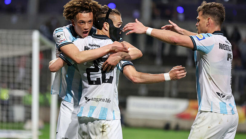 Der Torj&auml;ger vom Dienst und zwei der f&uuml;nf Hineinrotierten: Sigurd Haugen (Mitte) feiert seinen Treffer zum 1:0 mit Samuel Althaus (l.) und Florian Niederlechner.