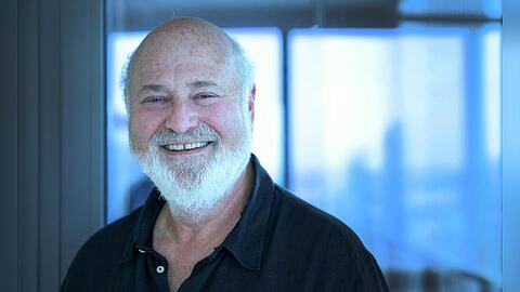 Rob Reiner l&ouml;st mit seinem drittem Emmy-Gewinn einen Rekord seines Vaters ab.