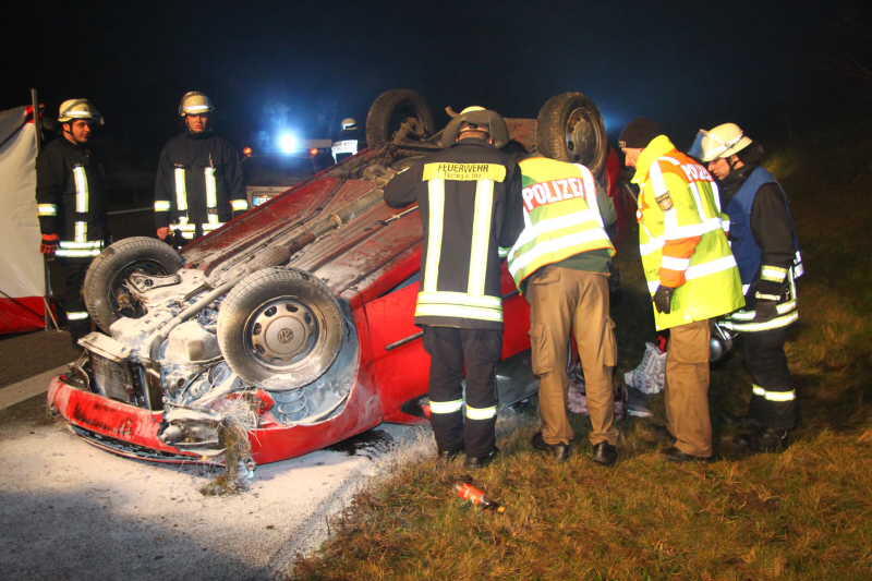 Auf der Autobahn 94 bei Neuötting (Landkreis Altötting) ist am Montagabend eine Autofahrerin bei einem schweren Unfall tödlich verunglückt.