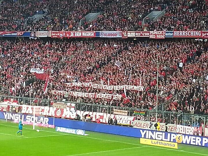 Bemerkenswerte Aktion: Bayern-Fans in der Südkurve mit dem Banner: "75 Jahre nach den Novemberprogromen - Nichts und niemand ist vergessen" Foto: Strasser