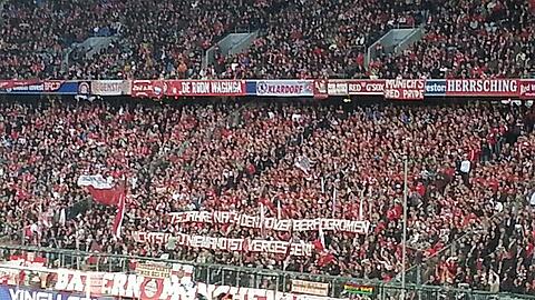 Bemerkenswerte Aktion: Bayern-Fans in der Südkurve mit dem Banner: "75 Jahre nach den Novemberprogromen - Nichts und niemand ist vergessen" Foto: Strasser