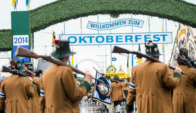 Schützen waren beim Einzug der Festwirte ebenfalls dabei.
