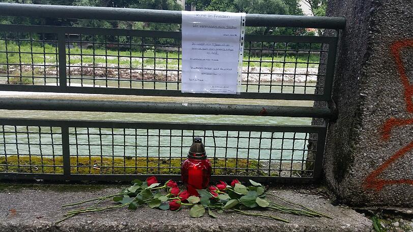 Freundinnen haben Blumen und eine Kerze für Stefan D. niedergelegt.