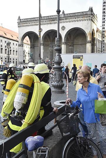 Feuer am U-Bahnhof Odeonsplatz. Die Bilder vom Feuerwehreinsatz am Dienstagabend.