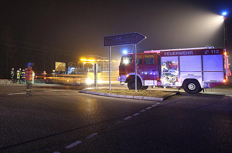Bei einem Unfall im Berchtesgadener Land landete eine Smart-Fahrerin mit ihrem Auto auf den Bahngleisen.