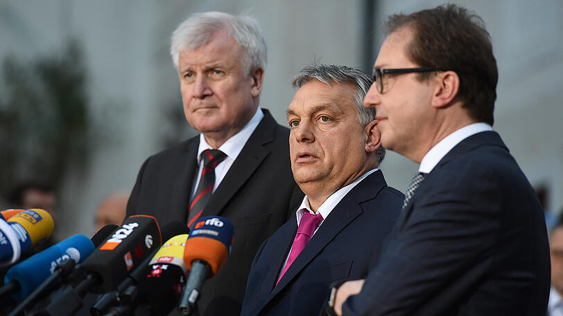 Viktor Orban (Mitte) zu Besuch bei der CSU-Fraktion im Kloster Seeon.