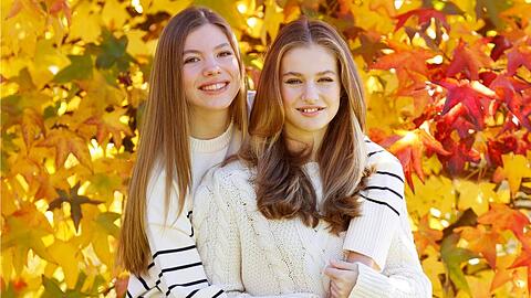 Prinzessin Sofia (l.) und Prinzessin Leonor posieren für die traditionelle Weihnachtskarte der spanischen Königsfamilie.