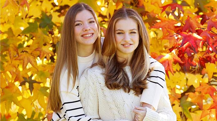 Prinzessin Sofia (l.) und Prinzessin Leonor posieren für die traditionelle Weihnachtskarte der spanischen Königsfamilie.