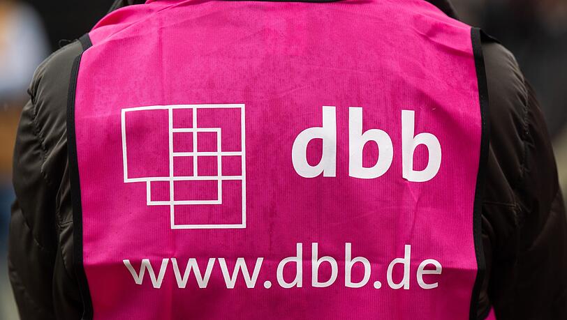 Krisenpr&auml;mie auch f&uuml;r die Besch&auml;ftigten im &Ouml;ffentlichen Dienst, findet der Deutsche Beamtenbund. (Archivbild)