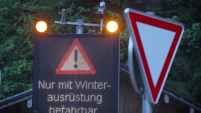 Der Riedbergpass im Oberallgäu ist nur mit Winterausrüstung befahrbar. Der Riedbergpass im Oberallgäu ist nur mit Winterausrüstung befahrbar.
