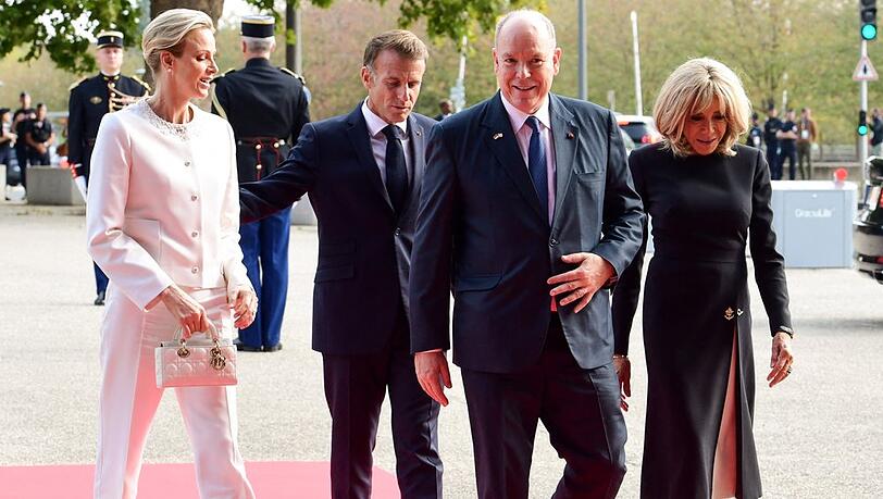 Emmanuel und Brigitte Macron haben zum Abschluss der Papstreise durch Frankreich Albert und Charlène von Monaco empfangen. Emmanuel und Brigitte Macron haben zum Abschluss der Papstreise durch Frankreich Albert und Charlène von Monaco empfangen.