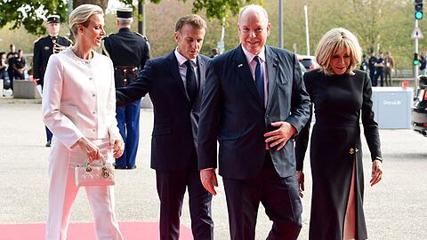 Emmanuel und Brigitte Macron haben zum Abschluss der Papstreise durch Frankreich Albert und Charl&egrave;ne von Monaco empfangen.