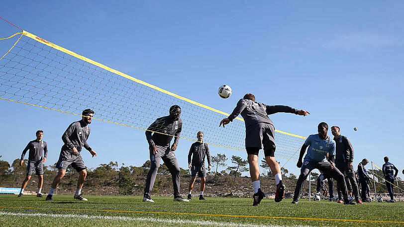 Vor der Trainingseinheit am Mittwoch spielten die Löwen im Fußball-Tennis-Turnier gegeneinander. Die Bilder.