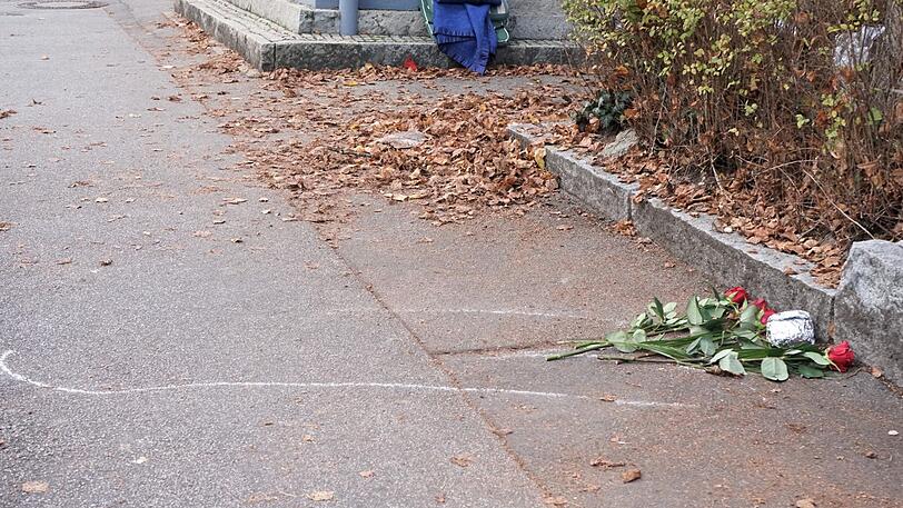 Blumen am Fundort des Getöteten in der Passauer Innenstadt.