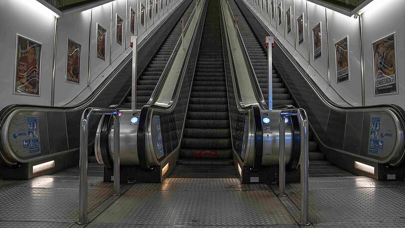Auch auf den Rolltreppen ist niemand zu sehen.