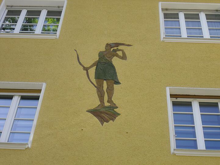 ... die römische Jagdgöttin Diana? Noch eine düstere Gestalt...