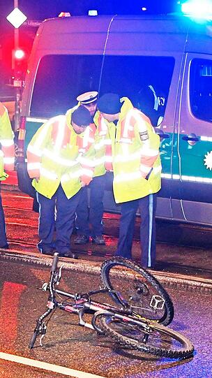 Das Fahrrad ist komplett demoliert, der Radler kam mit schweren Verletzungen ins Krankenhaus. Die Bilder vom Unfallort an der Rosenheimer Straße.