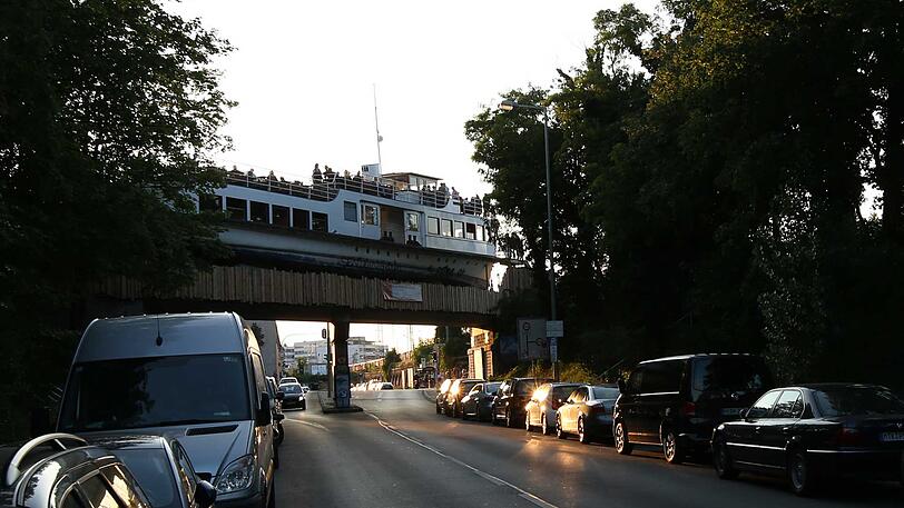 Die "alte Utting" auf ihrer Eisenbahnbrücke in Sendling.