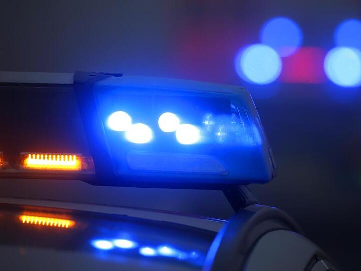 Ein eingeschaltetes Blaulicht leuchtet auf einer Polizeistreife. Foto: Karl-Josef Hildenbrand/dpa/Symbolbild