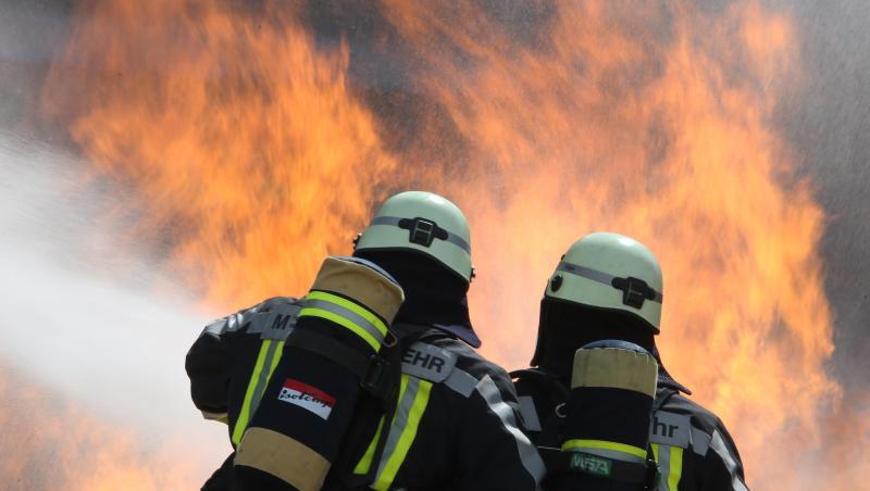 Zwei Feuerwehrmänner löschen unter schwerem Atemschutz das Feuer an einer Simulationsanlage. Foto: Stephan Jansen/Archiv Zwei Feuerwehrmänner löschen unter schwerem Atemschutz das Feuer an einer Simulationsanlage. Foto: Stephan Jansen/Archiv