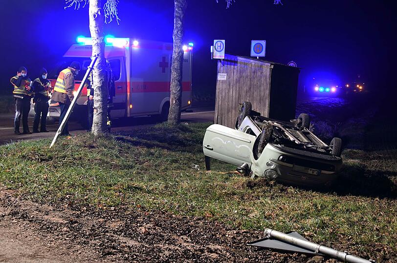 Die Feuerwehr leuchtete die Unfallstelle während der Bergungsarbeiten aus.