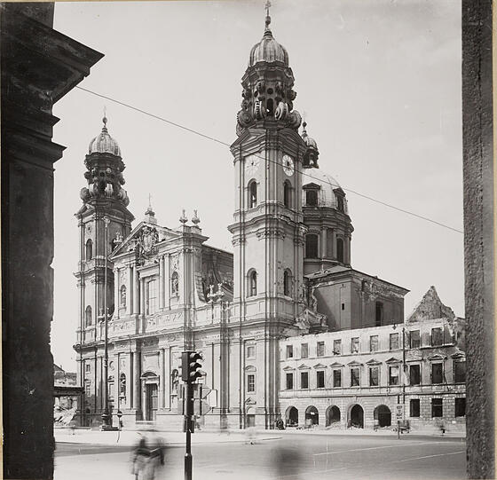 Die Theatinerkirche 1946: Arg angeknackst, aber sie steht noch.
