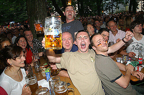Kollektiver Freudentaumel im Hofbräukeller: Die Fans reißen die Bierkrüge hoch und feiern den Sieg der Nationalmannschaft.
