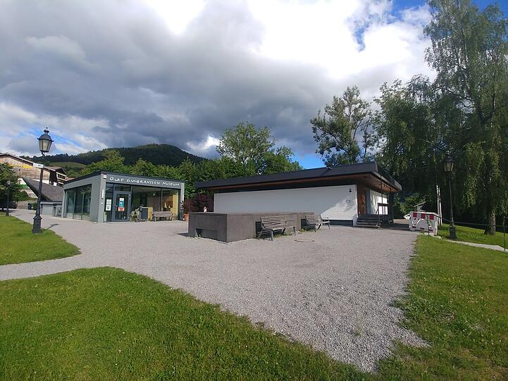 Zum Andenken an seinen Freund und Kollegen hat der Münchner Architekt Sep Ruf Mitte der Sechzigerjahre einen heute denkmalgeschützten Pavillon (rechts) für das Olaf-Gulbransson-Museum entworfen. Eröffnung war 1966.