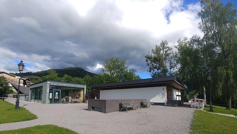 Zum Andenken an seinen Freund und Kollegen hat der Münchner Architekt Sep Ruf Mitte der Sechzigerjahre einen heute denkmalgeschützten Pavillon (rechts) für das Olaf-Gulbransson-Museum entworfen. Eröffnung war 1966. Zum Andenken an seinen Freund und Kollegen hat der Münchner Architekt Sep Ruf Mitte der Sechzigerjahre einen heute denkmalgeschützten Pavillon (rechts) für das Olaf-Gulbransson-Museum entworfen. Eröffnung war 1966.