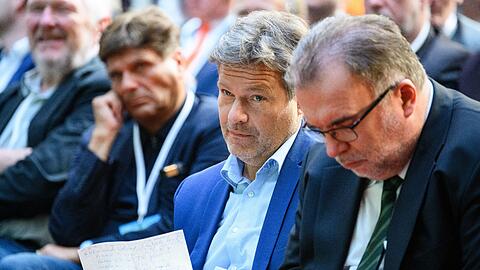 Bundeswirtschaftsminister Habeck (2.v.r.) und Industriepräsident Siegfried Russwurm (r) neim BDI-Klimakongress in Berlin.